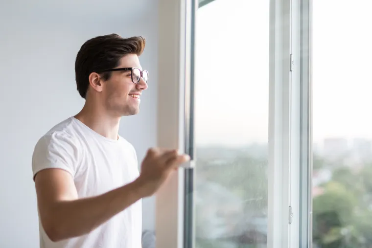 Ponekad otvorite prozore da u prostoriju uđe svježi zrak. 