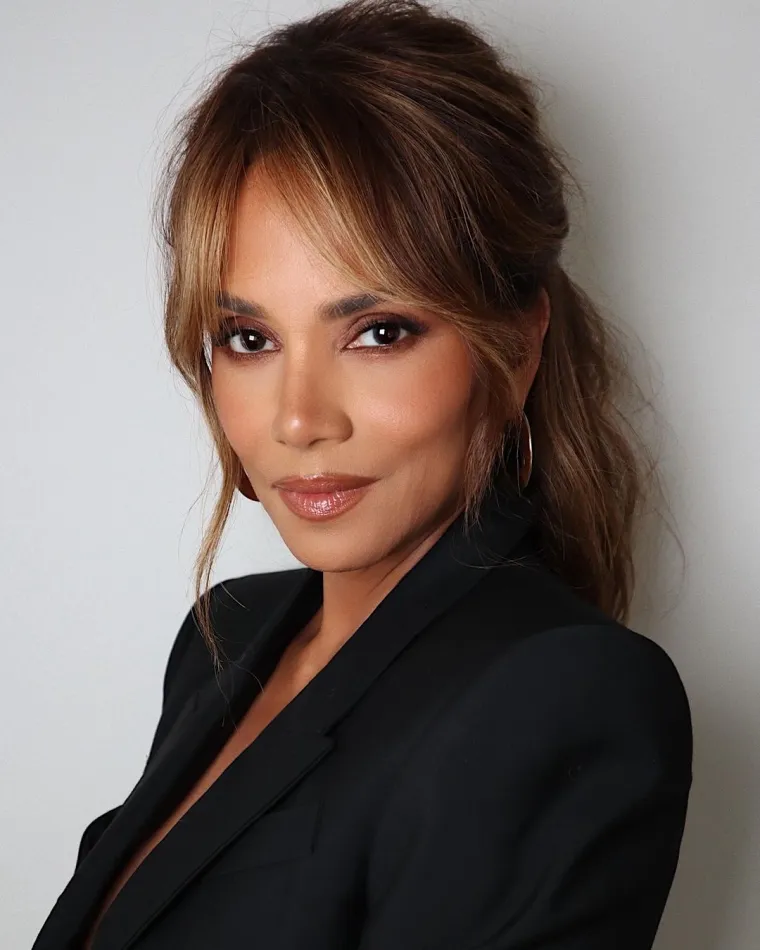 Prošlo je 20 godina otkad je Halle Berry igrala 'Ženu mačku': Pozirala gola s mačkama