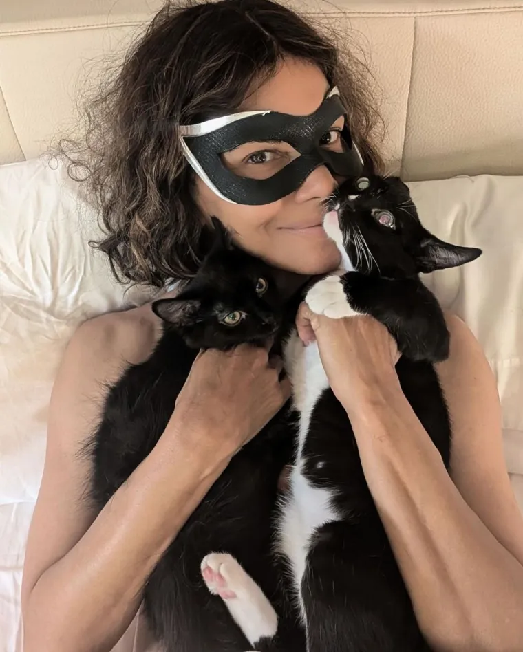 Prošlo je 20 godina otkad je Halle Berry igrala 'Ženu mačku': Pozirala gola s mačkama