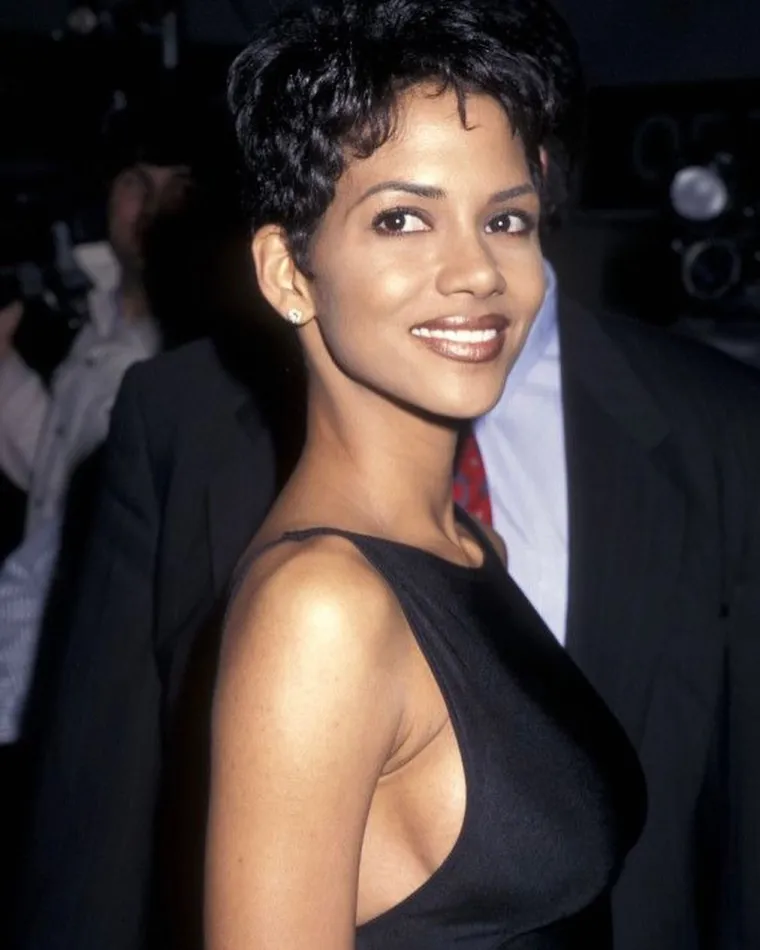 Prošlo je 20 godina otkad je Halle Berry igrala 'Ženu mačku': Pozirala gola s mačkama