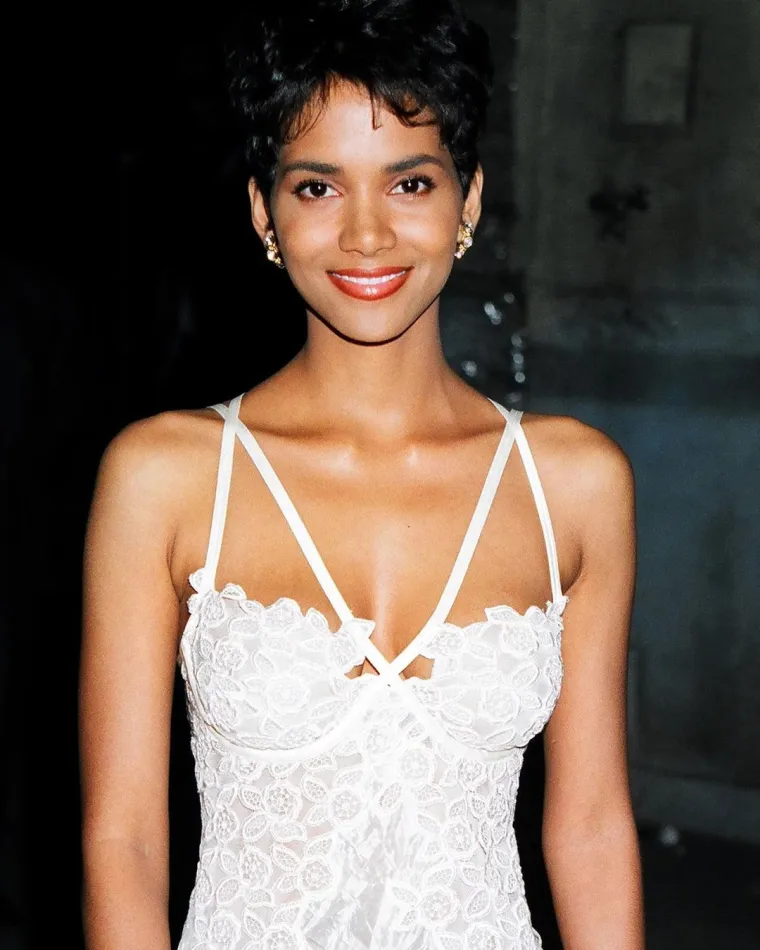 Prošlo je 20 godina otkad je Halle Berry igrala 'Ženu mačku': Pozirala gola s mačkama