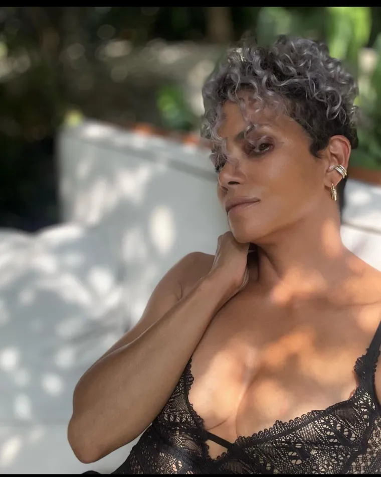 Pro&scaron;lo je 20 godina otkad je Halle Berry igrala 'Ženu mačku': Pozirala gola s mačkama