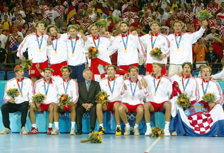 ATENA 2004 (1) - Hrvatska rukometna reprezentacija (Venio Losert, Vlado Šola, Valter Matošević, Nikša Kaleb, Ivano Balić, Blaženko Lacković, Vedran Zrnić, Igor Vori, Davor Dominiković, Mirza Džomba, Drago Vuković, Slavko Goluža, Goran Šprem, Denis Špoljarić, Petar Metličić). 