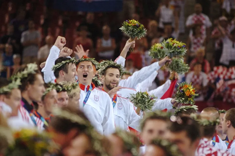 ATENA 2004 (1) - Hrvatska rukometna reprezentacija (Venio Losert, Vlado Šola, Valter Matošević, Nikša Kaleb, Ivano Balić, Blaženko Lacković, Vedran Zrnić, Igor Vori, Davor Dominiković, Mirza Džomba, Drago Vuković, Slavko Goluža, Goran Šprem, Denis Špoljarić, Petar Metličić). 