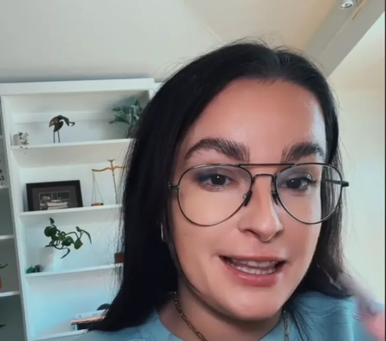 &quot;Ako vas zaustavi policajac, sve što je vidljivo u vašem vozilu dolazi kao dokaz. Dakle, ne želite da ilegalne ili sumnjive stvari leže na sjedalu do vas gdje ih policajac može vidjeti&quot;, kazala je odvjetnica na TikToku pa izlistala šest situacija koje vas mogu dovesti u problem.