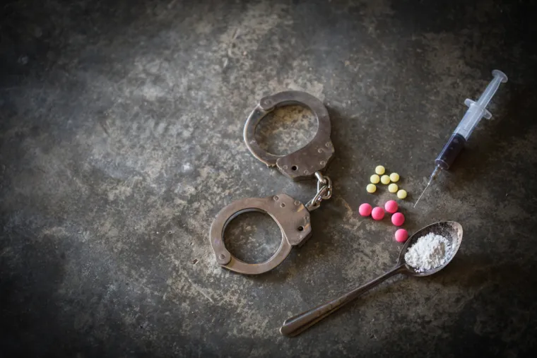 Dajete policiji veliki znak da ne namjeravate ni&scaron;ta dobro ako u autu imate predmete povezane s uzimanjem ilegalnih supstancija. To je alarm za svakog policajca i bit ćete pod istragom zbog toga.