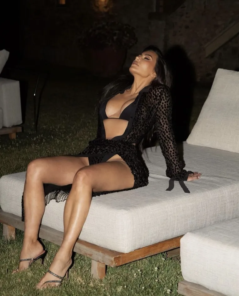 Kim Kardashian osvanula bez cenzure u oskudnom badiću: Pokazala -  nikad više