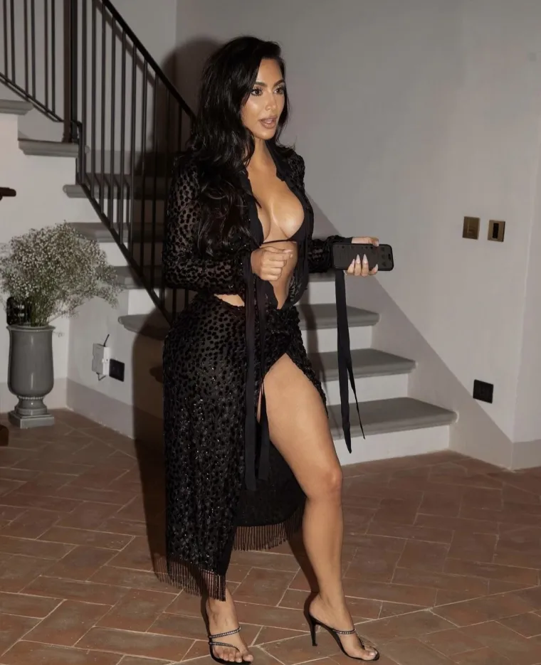 Kim Kardashian osvanula bez cenzure u oskudnom badiću: Pokazala -  nikad više