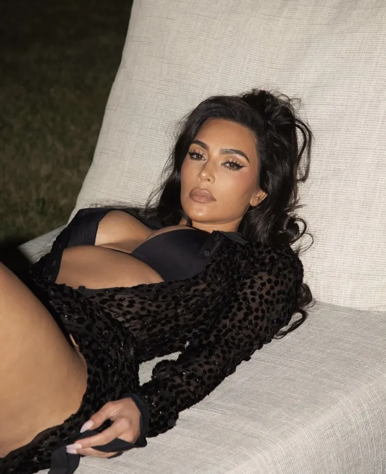 Kim Kardashian osvanula bez cenzure u oskudnom badiću: Pokazala -  nikad više