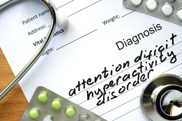 Tipični simptomi ADHD-a uključuju: impulzivnost, neorganiziranost, loše vještine upravljanja vremenom, probleme s fokusiranjem na zadatak, nemogućnost multitaskinga, pretjeranu aktivnost ili nemir, loše planiranje, nisku toleranciju frustracije, česte promjene raspoloženja, probleme s praćenjem i dovršavanjem zadataka, eksplozivnu narav te poteškoće u suočavanju sa stresom.