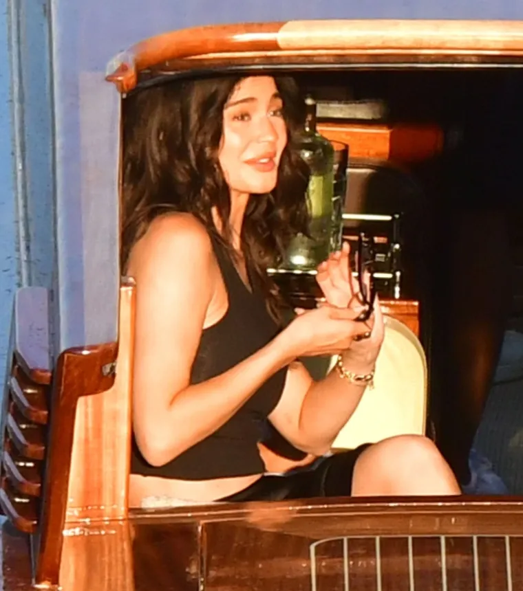 Ovako izgledaju 'photoshootinzi' slavnih Kardashianki: Kylie u ulozi fotografa, a glamura ni za lijek