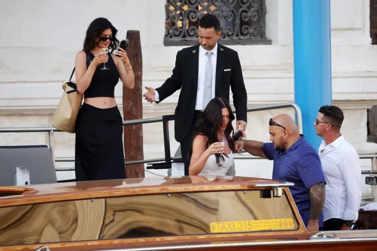Ovako izgledaju 'photoshootinzi' slavnih Kardashianki: Kylie u ulozi fotografa, a glamura ni za lijek