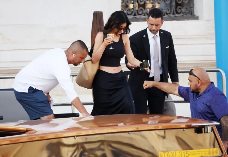 Ovako izgledaju 'photoshootinzi' slavnih Kardashianki: Kylie u ulozi fotografa, a glamura ni za lijek