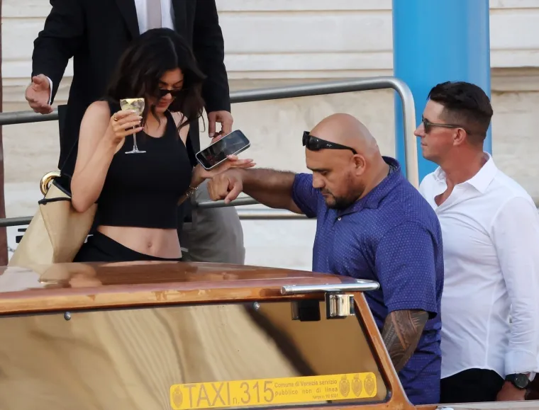 Ovako izgledaju 'photoshootinzi' slavnih Kardashianki: Kylie u ulozi fotografa, a glamura ni za lijek