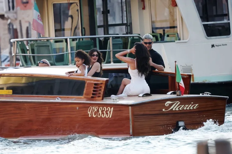 Ovako izgledaju 'photoshootinzi' slavnih Kardashianki: Kylie u ulozi fotografa, a glamura ni za lijek