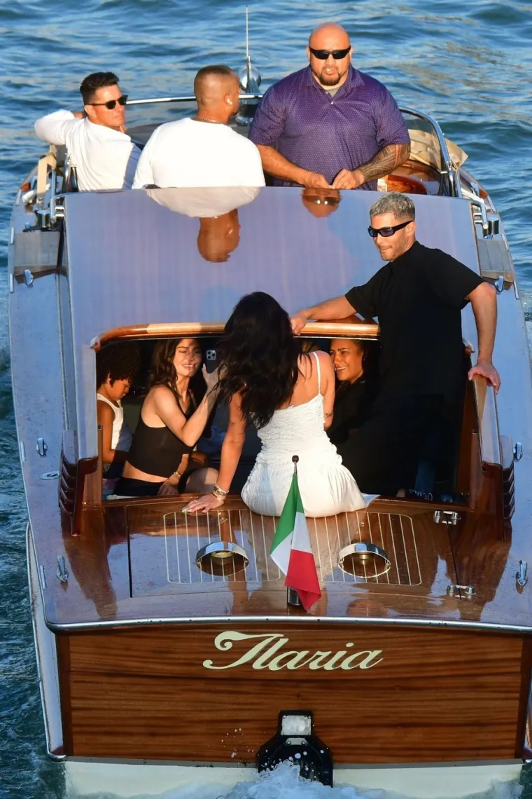 Ovako izgledaju 'photoshootinzi' slavnih Kardashianki: Kylie u ulozi fotografa, a glamura ni za lijek