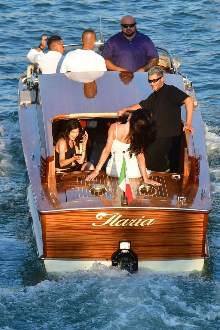 Ovako izgledaju 'photoshootinzi' slavnih Kardashianki: Kylie u ulozi fotografa, a glamura ni za lijek