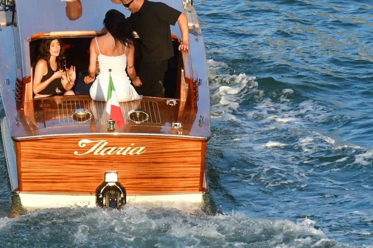 Ovako izgledaju 'photoshootinzi' slavnih Kardashianki: Kylie u ulozi fotografa, a glamura ni za lijek