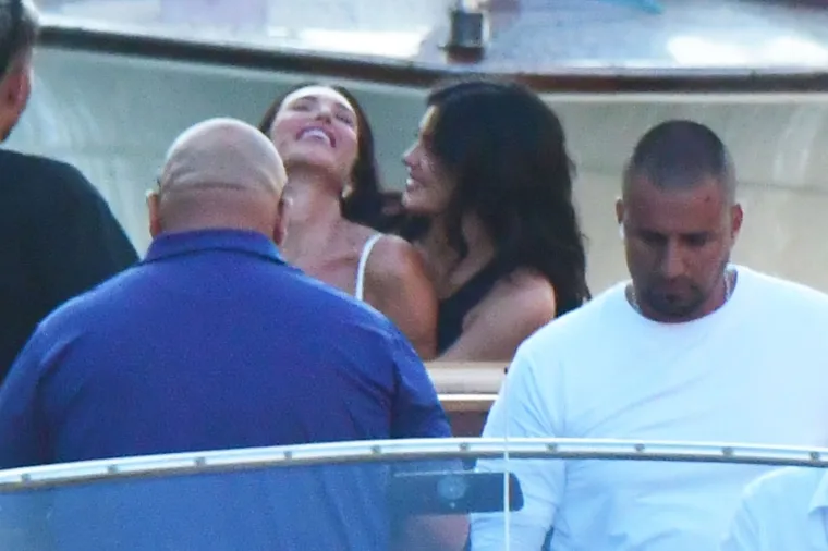 Ovako izgledaju 'photoshootinzi' slavnih Kardashianki: Kylie u ulozi fotografa, a glamura ni za lijek