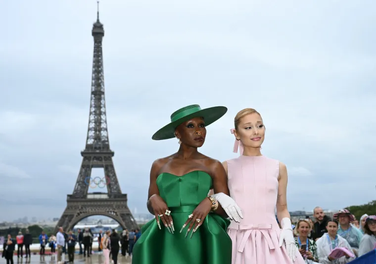 Brojne zvijezde pristižu u Pariz: Ariana Grande poput prave dame, Lady Gaga u korzetu