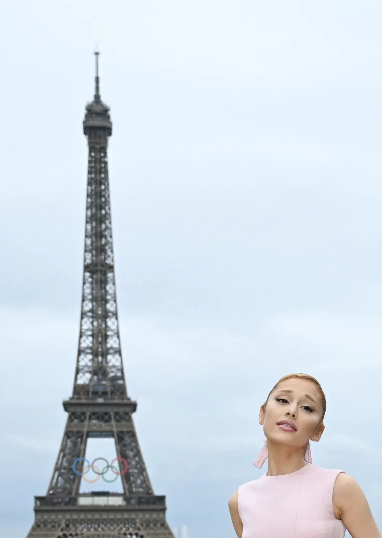 Brojne zvijezde pristižu u Pariz: Ariana Grande poput prave dame, Lady Gaga u korzetu