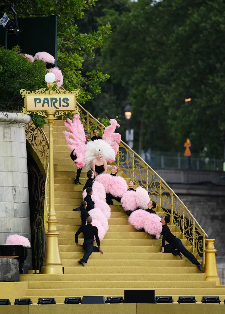 Brojne zvijezde pristižu u Pariz: Ariana Grande poput prave dame, Lady Gaga u korzetu