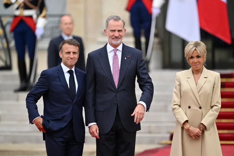  Predsjednik Emmanuel Macron (46) i njegova supruga Brigitte Macron (71)