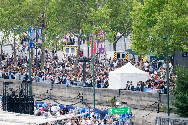 Brojne zvijezde pristižu u Pariz: Ariana Grande poput prave dame, Lady Gaga u korzetu