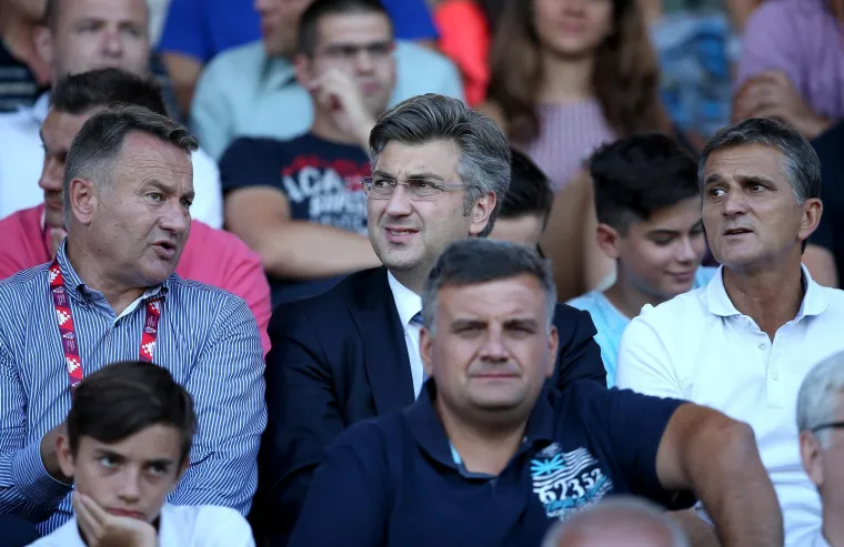 Ljutit, sretan, ali uvijek se zabilježi fotka. Plenković voli pogledati dobru utakmicu, prisjetili smo se gdje je sve bio