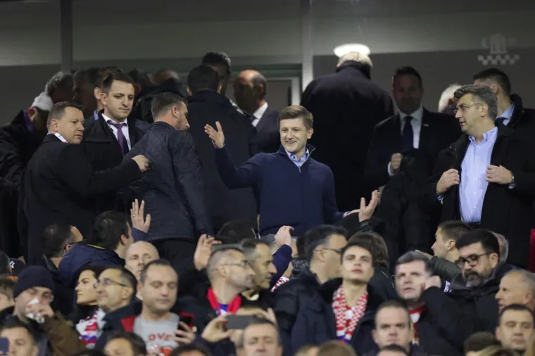 Ljutit, sretan, ali uvijek se zabilježi fotka. Plenković voli pogledati dobru utakmicu, prisjetili smo se gdje je sve bio