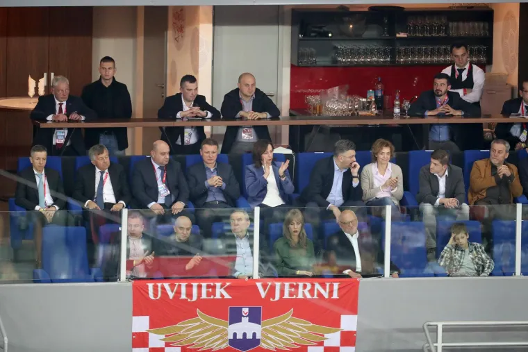 28. siječnja 2018. 

U Hrvatskoj se održavalo Europsko prvenstvo u rukometu, a u finalu su igrali Španjolska i Švedska. Premijer Plenković i tu je utakmicu pratio u društvu tadađnjeg ministra Marića.