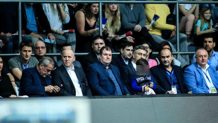 7. travnja 2019. Plenković je bio sa sinom na utakmici finala Europa kupa igranog na zagrebačkoj Mladosti koju je Hrvatska izgubila od Mađarske. Sjedili su u prvom redu s proslavljenim hrvatskim vaterpolistom i izvršnim direktorom Hrvatskog vaterpolskog saveza Pericom Bukićem, suprugom predsjednice Jakovom Kitarovićem, predsjednikom saborskog kluba HDZ-a Brankom Bačićem i zagrebačkim gradonačelnikom Milanom Bandićem
