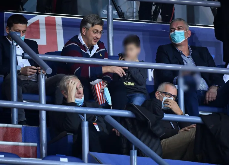 Ljutit, sretan, ali uvijek se zabilježi fotka. Plenković voli pogledati dobru utakmicu, prisjetili smo se gdje je sve bio