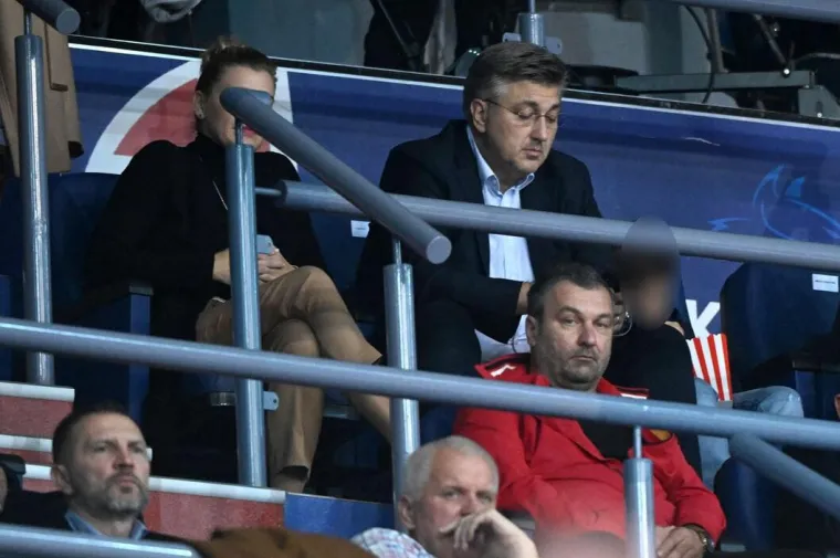 13. studeni 2022. 

Najvi&scaron;e očito voli pratiti utakmice sa sinom Marijem pa je s njim ponovno bio na utakmici Hrvatska - Poljska u dvorani Dražen Petrović. Ipak, sinu su zanimljivije bile igrice na mobitelu i kokice. 