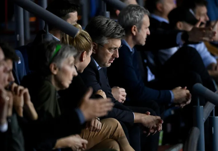 Ljutit, sretan, ali uvijek se zabilježi fotka. Plenković voli pogledati dobru utakmicu, prisjetili smo se gdje je sve bio