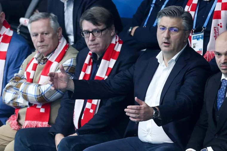 Ljutit, sretan, ali uvijek se zabilježi fotka. Plenković voli pogledati dobru utakmicu, prisjetili smo se gdje je sve bio