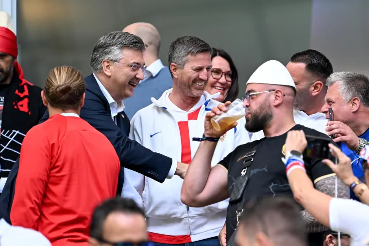 19. lipnja 2024.

Vatreni su se bodrili i u Njemačkoj gdje nažalost nisu uspjeli proći skupinu. Plenković je do&scaron;ao na utakmicu protiv Albanije