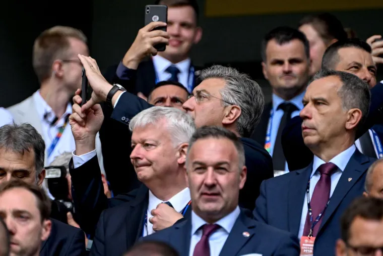 Ljutit, sretan, ali uvijek se zabilježi fotka. Plenković voli pogledati dobru utakmicu, prisjetili smo se gdje je sve bio