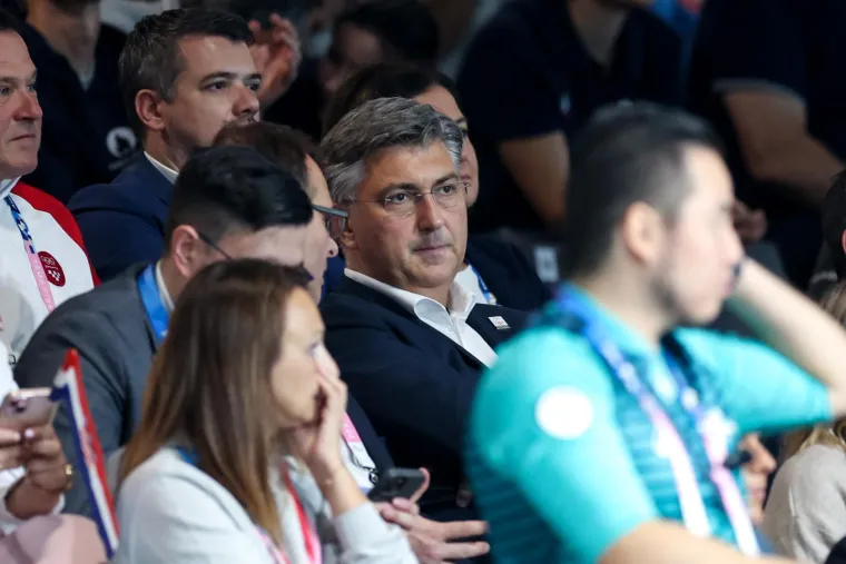 27. srpnja 2024.

Plenković je zabrinuto pratio utakmicu Hrvatske rukometne reprezentacije na otvaranju OI-a protiv Japana, ali golom u zadnjoj sekundi Ivana Martinovića, Hrvatska je do&scaron;la do dva boda.