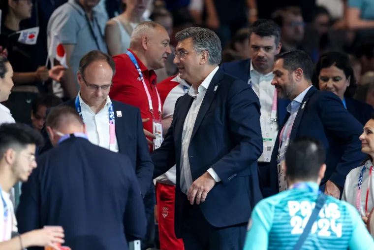 Ljutit, sretan, ali uvijek se zabilježi fotka. Plenković voli pogledati dobru utakmicu, prisjetili smo se gdje je sve bio