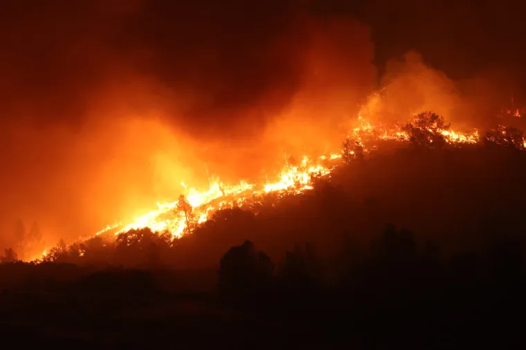 Pogledajte jezive prizore požara u Kaliforniji: Vatra gutala domove, ljudi prisiljeni na evakuaciju