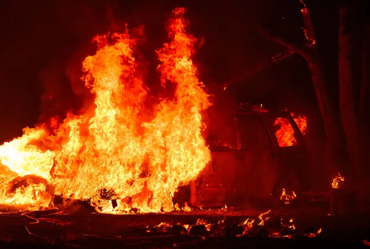 Pogledajte jezive prizore požara u Kaliforniji: Vatra gutala domove, ljudi prisiljeni na evakuaciju