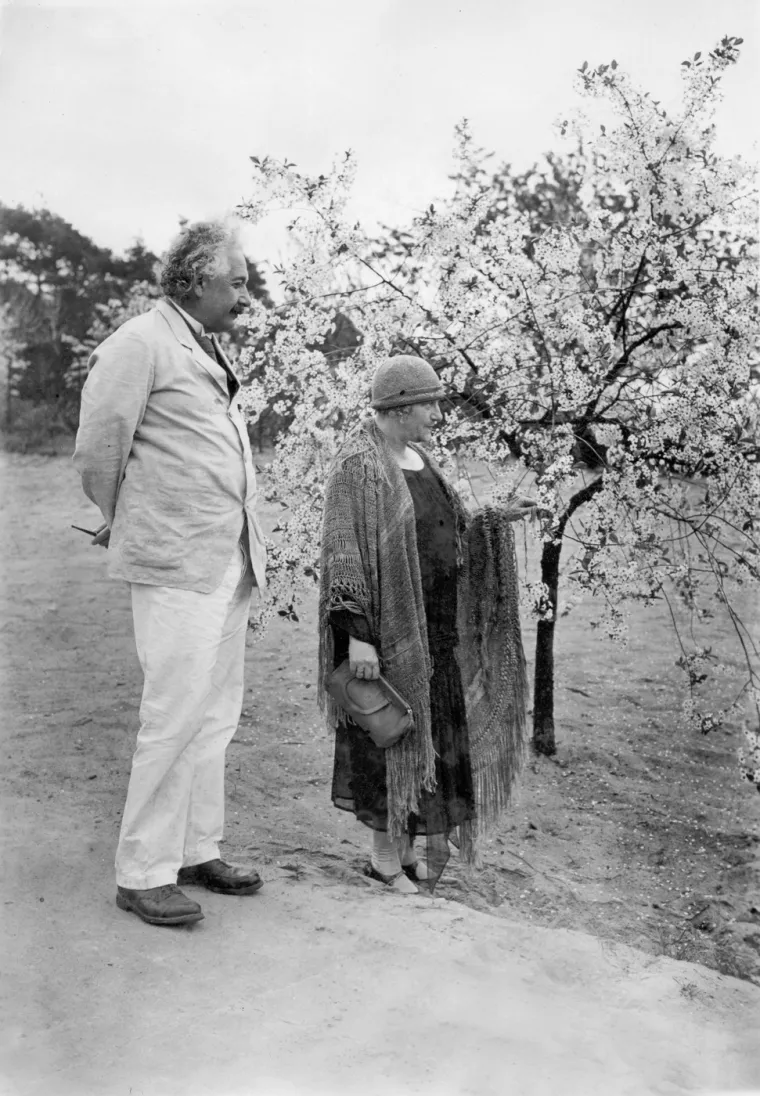 Nakon doručka, Einstein bi često išao u šetnju. Njegova jutra bila su posvećena meditaciji i razmišljanju što mu je omogućavalo da s jasnoćom i fokusom pristupi svojim teorijama. 