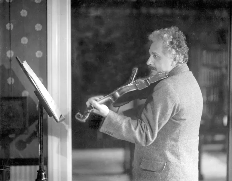 Einstein je bio strastveni violinist i često je svirao ujutro. Glazba je za njega bila izvor inspiracije i opuštanja, a vjerovao je da mu sviranje pomaže u stimulaciji uma.