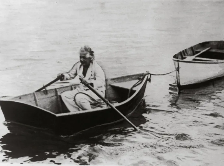 Einstein je bio poznat po svojoj skromnosti i jednostavnosti. Njegova rutina bila je usklađena s tim pristupom, omogućujući mu da se fokusira na svoje istraživanje bez nepotrebnih distrakcija.