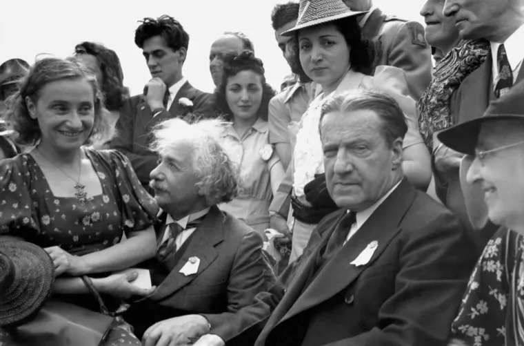 Einsteinova misao o percepciji svijeta kao prijateljskog ili neprijateljskog podsjeća nas na važnost naših osnovnih uvjerenja i stavova. Ona nas potiče da svjesno biramo optimizam, povjerenje i ljubaznost kao temeljne principe našeg života. 