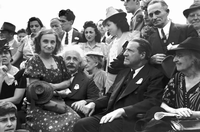 Takav izbor može ne samo poboljšati našu osobnu dobrobit, već i pozitivno utjecati na zajednicu i svijet u kojem živimo. Einstein nas time poziva da svojim stavovima i djelima doprinosimo stvaranju boljeg, pravednijeg i humanijeg društva.
