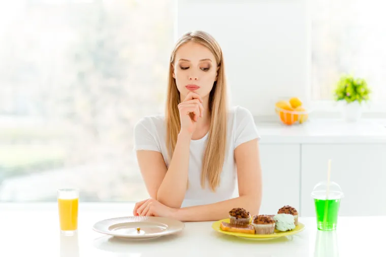 Jodie obja&scaron;njava: "Mnogi hormoni zahtijevaju masnoće za njihovu proizvodnju. Kolesterol je vrsta lipida i mnogi hormoni, uključujući steroidne hormone, estrogen, testosteron i kortizol, proizvode se iz kolesterola. Određene masti, osobito omega-3 masne kiseline, igraju ulogu u smanjenju upale. Kronična upala može poremetiti hormonalnu ravnotežu i povezana je s problemima u hormonski osjetljivim stanjima poput sindroma policističnih jajnika (PCOS) i poremećaja &scaron;titnjače."