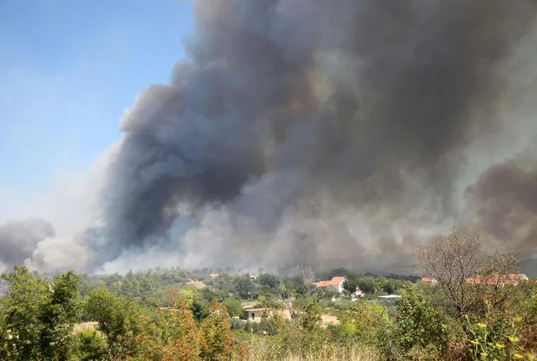 Apokaliptične scene kod Skradina! Evakuiraju ljude, stanovnici nemoćno gledaju, pogledajte stravične prizore