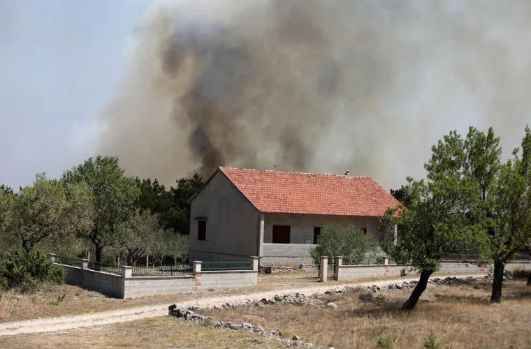Apokaliptične scene kod Skradina! Evakuiraju ljude, stanovnici nemoćno gledaju, pogledajte stravične prizore